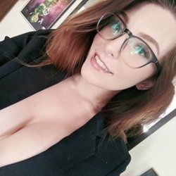 Lacie - Redhead in Bed's profile picture