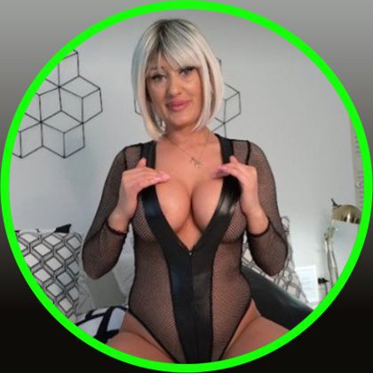 YOUR PETITE MOMMY ๐'s profile picture